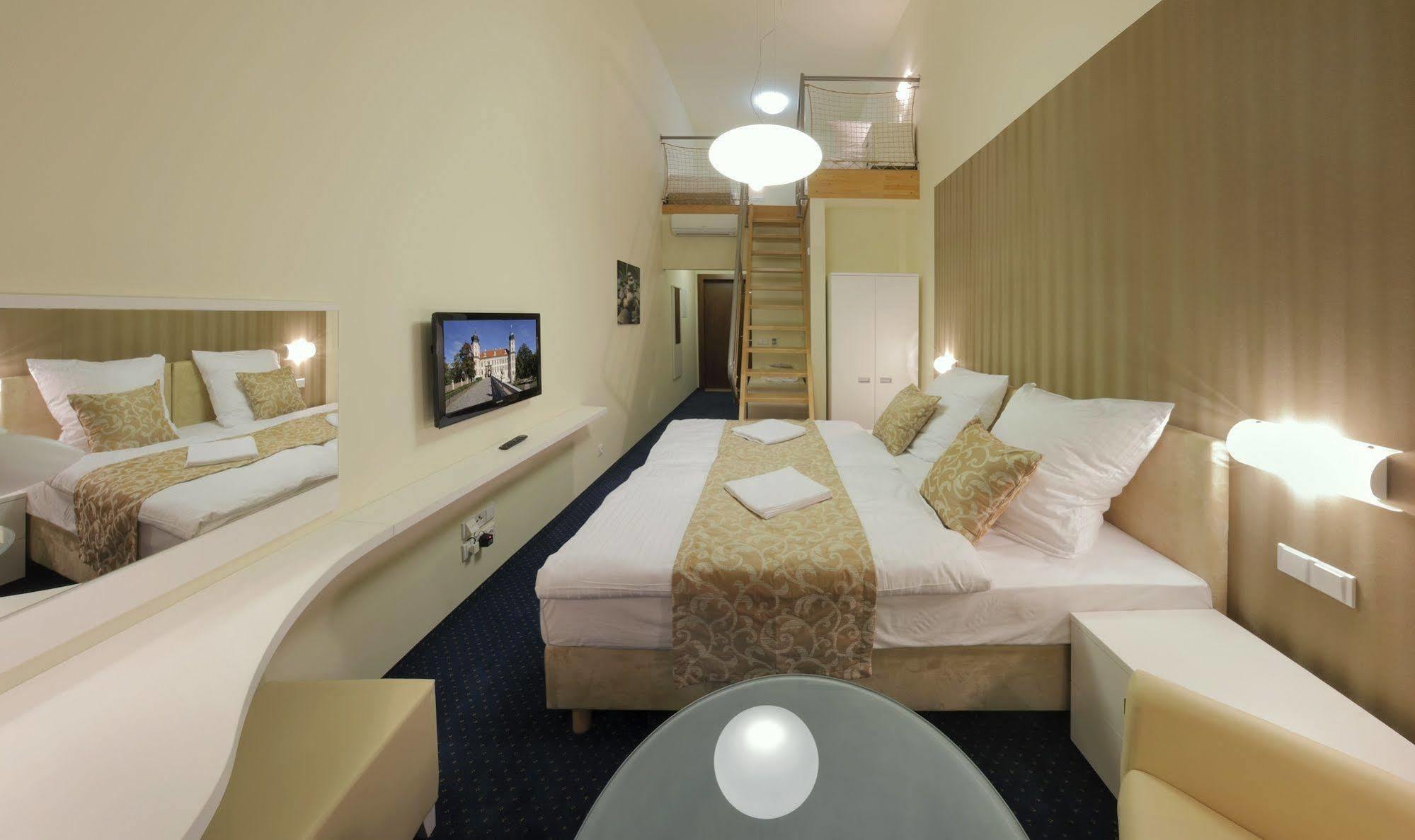 Esmarin Wellness Hotel Mníšek pod Brdy Exteriör bild