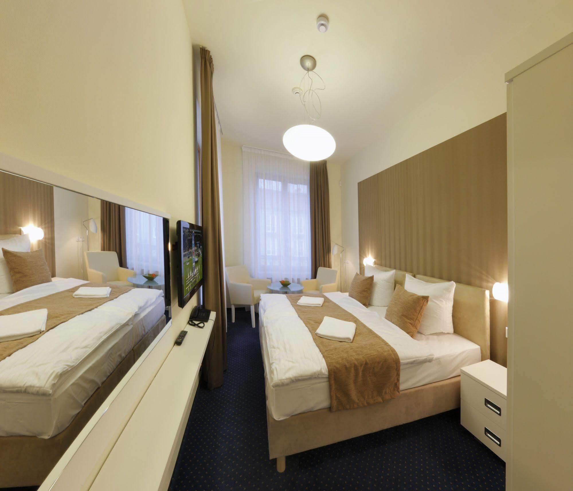 Esmarin Wellness Hotel Mníšek pod Brdy Exteriör bild